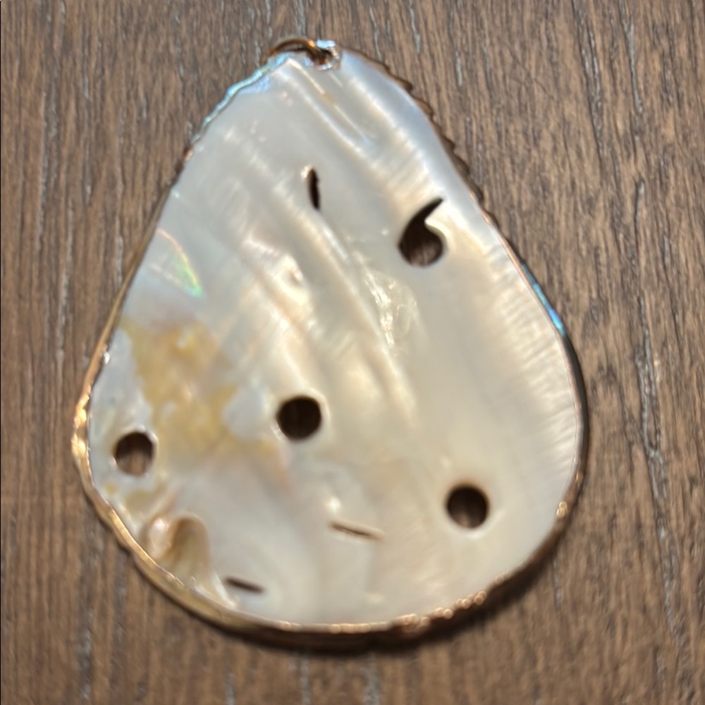 Pear-Shaped Shell Pendant - Picture 3 of 3